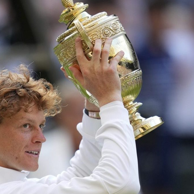 Sinner oplatil Alcarazovi prehru z finále Roland Garros, stal sa prvým talianskym víťazom Wimbledonu