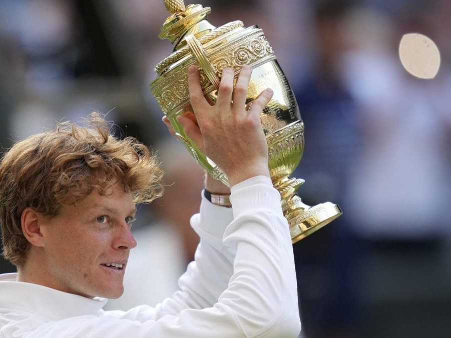 Taliansky tenista Jannik Sinner s trofejou pre víťaza Wimbledonu.