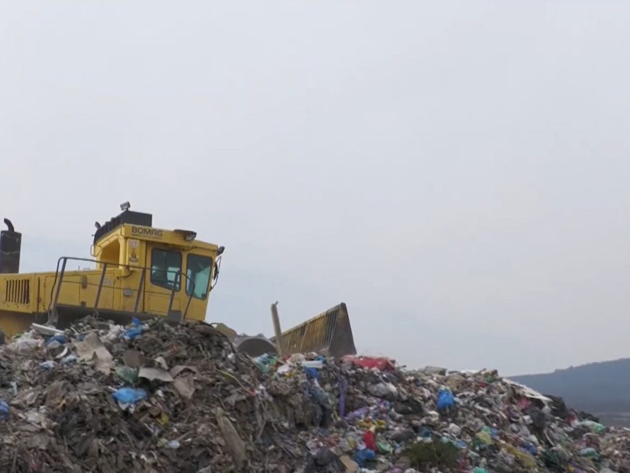 Na ilustračnej snímke skládka odpadu.