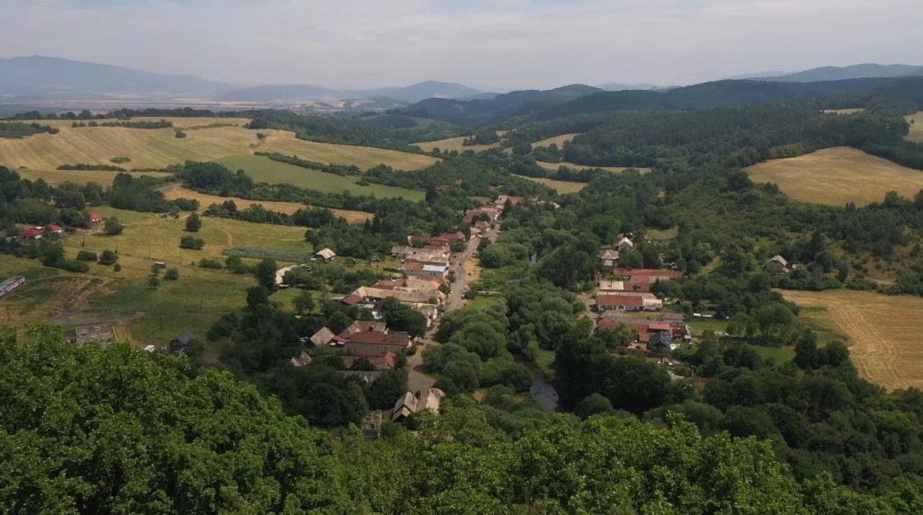 Ľudia v obci na Podpoľaní žijú v neistote už desiatky rokov. Do miesta odsúdeného na zánik sa však vracia život