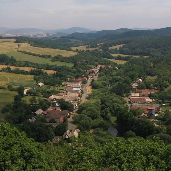 Ľudia v obci na Podpoľaní žijú v neistote už desiatky rokov. Do miesta odsúdeného na zánik sa však vracia život
