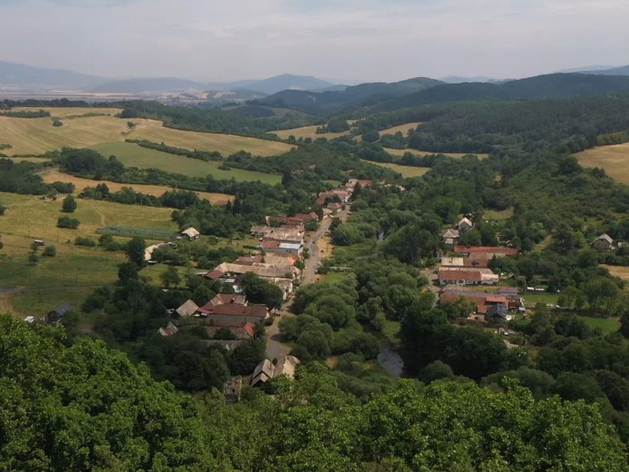 Ľudia v obci na Podpoľaní žijú v neistote už desiatky rokov. Do miesta odsúdeného na zánik sa však vracia život