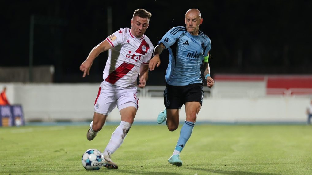 Na snímke hráč Slovana Vladimír Weiss ml. (vpravo) počas odvetného zápasu 2. predkola Ligy majstrov HŠK Zrinjski Mostar - ŠK Slovan Bratislava v Mostare.