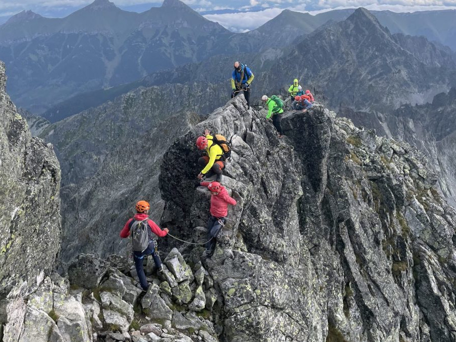 Na snímke turisti počas výstupu s horským vodcom na Ľadový štít.