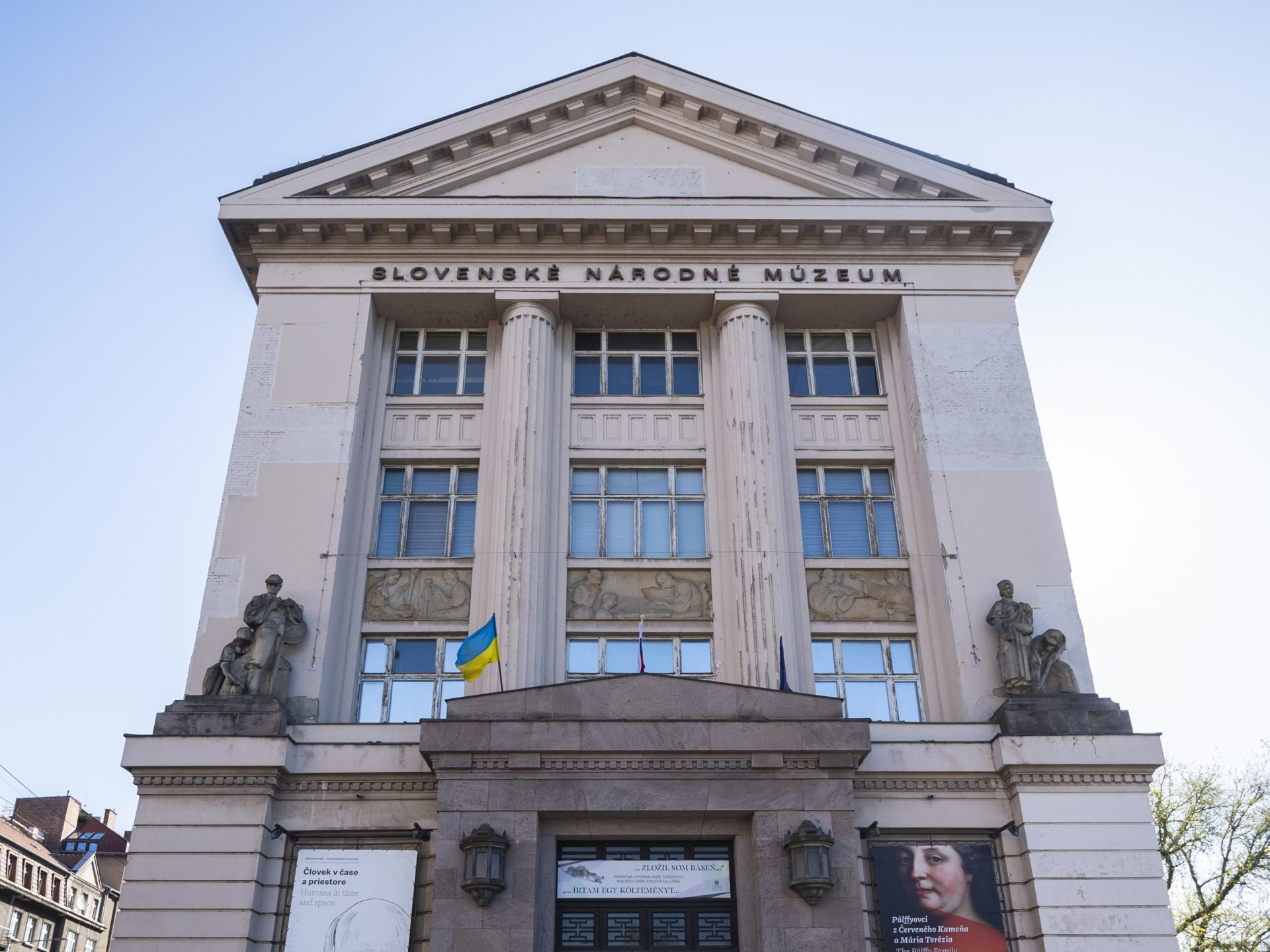 SR snm23 SNM Prírodovedné múzeum BAX SNM23: Slovenské národné múzeum - Prírodovedné múzeum Na snímke budova, v ktorej sídli Slovenské národné múzeum (SNM) na Vajenského nábreží v Bratislave.