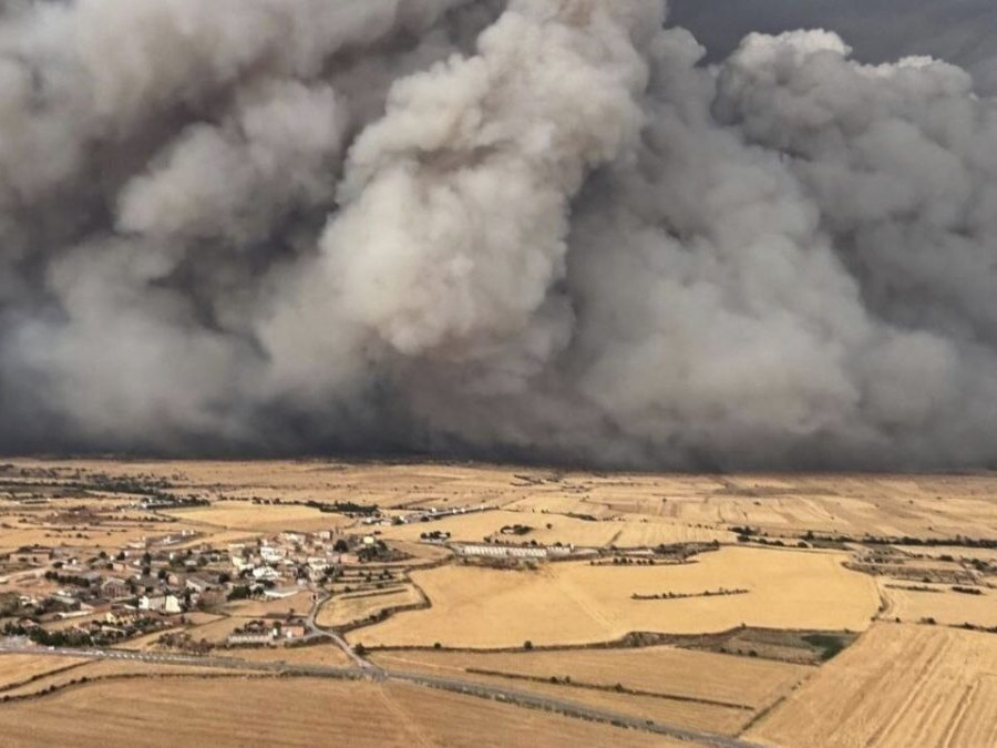 Na snímke je pole a dym, ktorý vznikol pri požiaroch v Katalánsku.