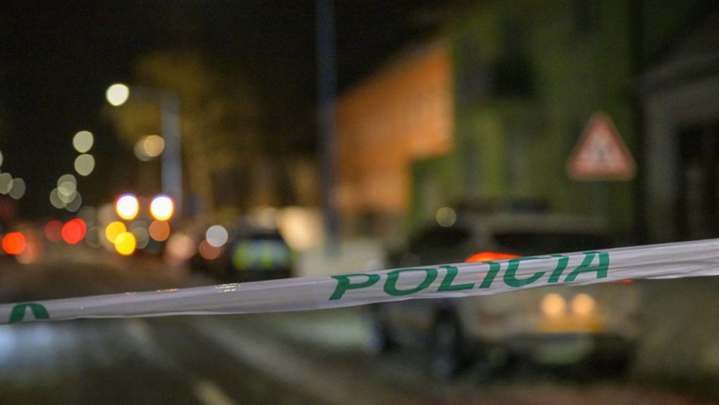 Na snímke policajná páska neďaleko múzea, na ktorom útočil Samuel S.