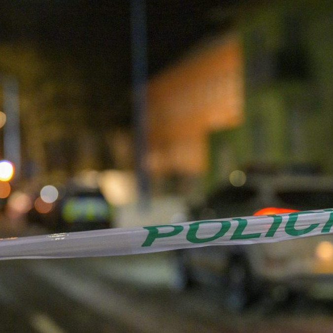 Na snímke policajná páska neďaleko múzea, na ktorom útočil Samuel S.