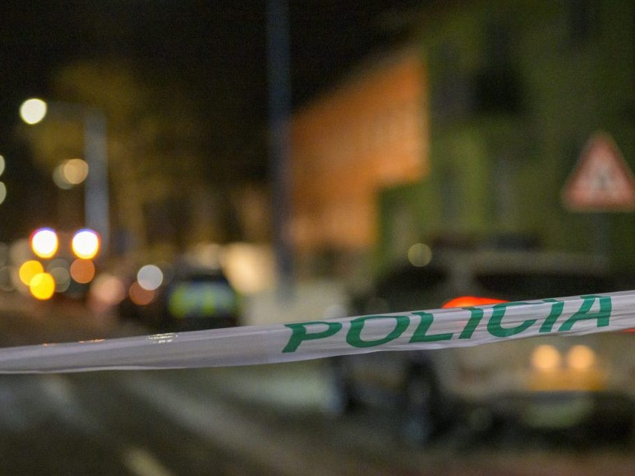 Na snímke policajná páska neďaleko múzea, na ktorom útočil Samuel S.