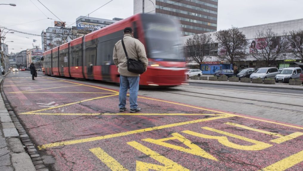 Cudzinca (18), ktorý mal bodnúť mladíka (17) v Bratislave, polícia obvinila. Hrozia mu roky za mrežami