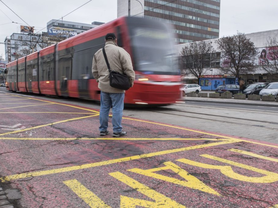 Električka prechádza po Špitálskej ulici v Bratislave.