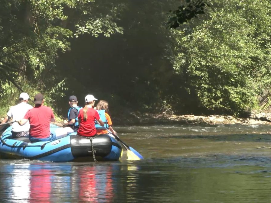 ľudia v kanoe na rieke
