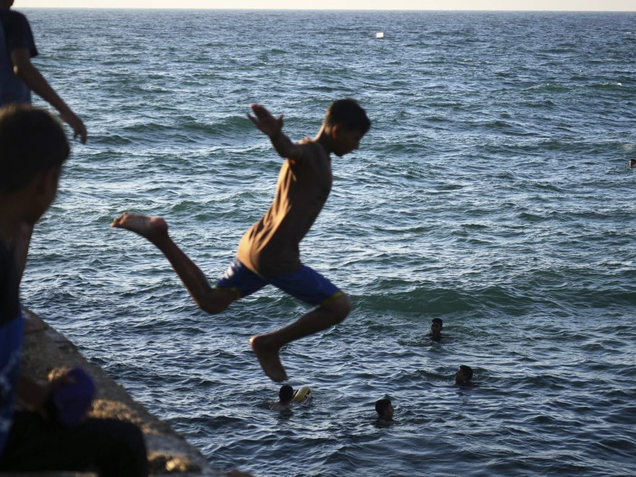 Ľudia sa kúpu v Stredozemnom mori v Pásme Gazy.