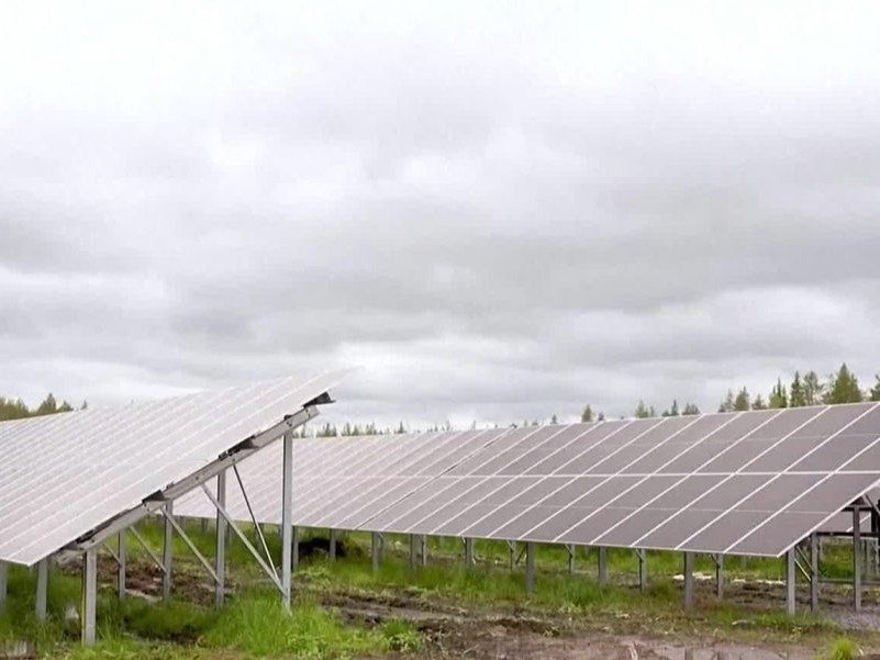 Neďaleko polárneho kruhu dokončujú najsevernejšiu solárnu elektráreň v Európe. Pomôže jej odraz slnečných lúčov od snehu