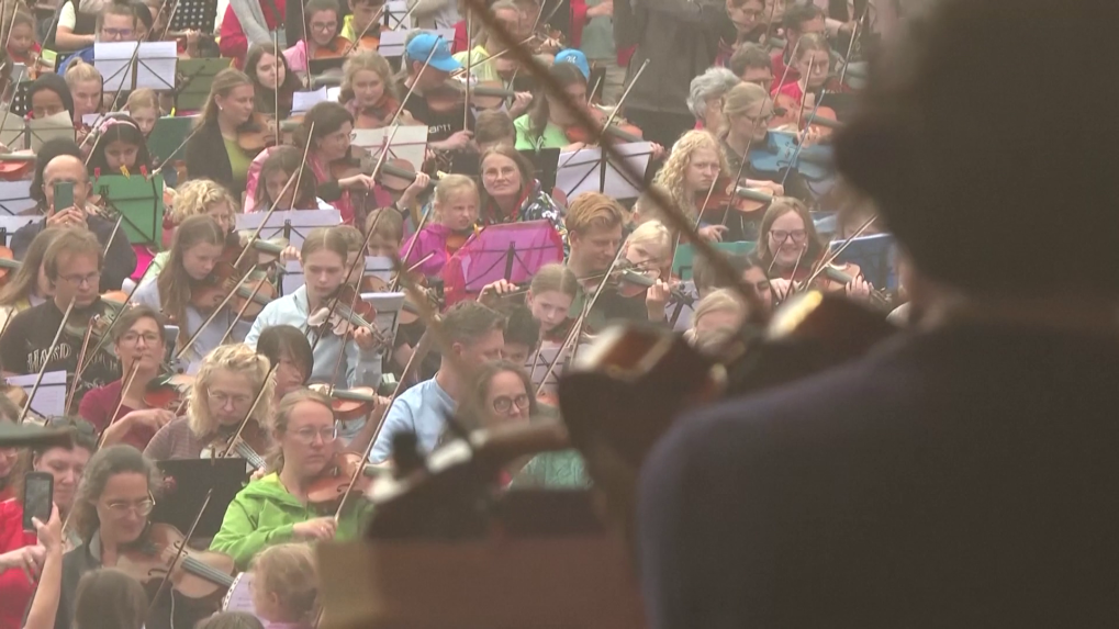 Najväčší sláčikový orchester: Generácie sa spojili a prekonali svetový rekord, Ódu na radosť zahralo vyše 1 300 hudobníkov