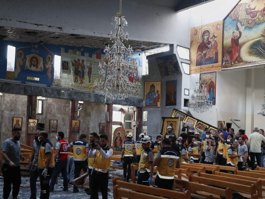 Na snímke kostol po samovražednom útoku v kostole v Sýrii.