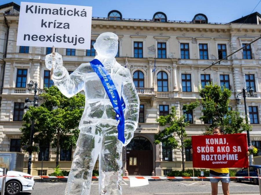Topiaca sa ľadová socha zobrazujúca ministra životného prostredia Tomáša Tarabu.