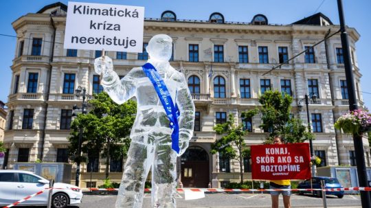 Topiaca sa ľadová socha zobrazujúca ministra životného prostredia Tomáša Tarabu.