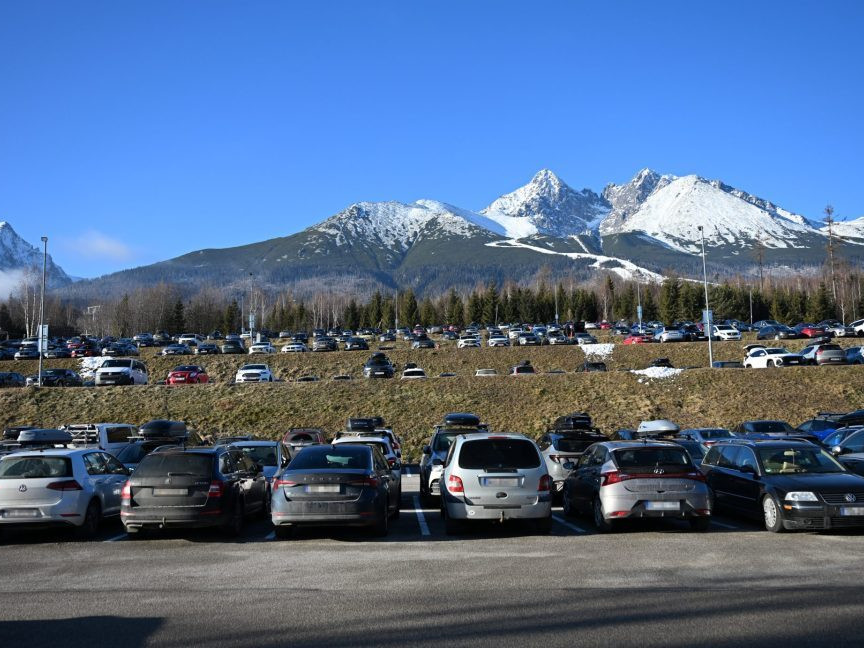 Na ilustračnej snímke preplnené parkovisko pod Tatrami.