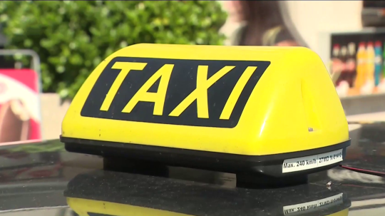 Na snímke je TAXI.