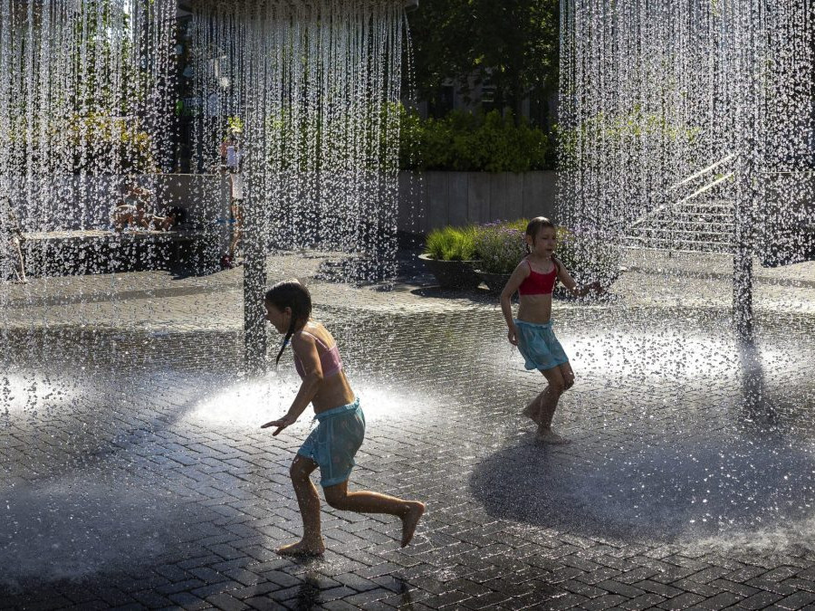 Deti sa chladia vo fontáne.