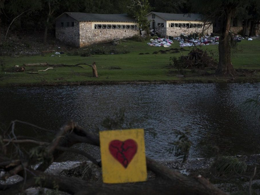 Na snímke symbol zlomeného srdca pri dievčenskom kresťanskom tábore.
