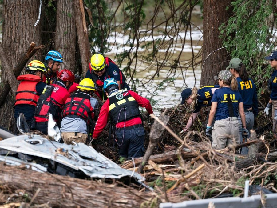 Na snímke hasiči v Texase pátrajú po nezvestných osobách.