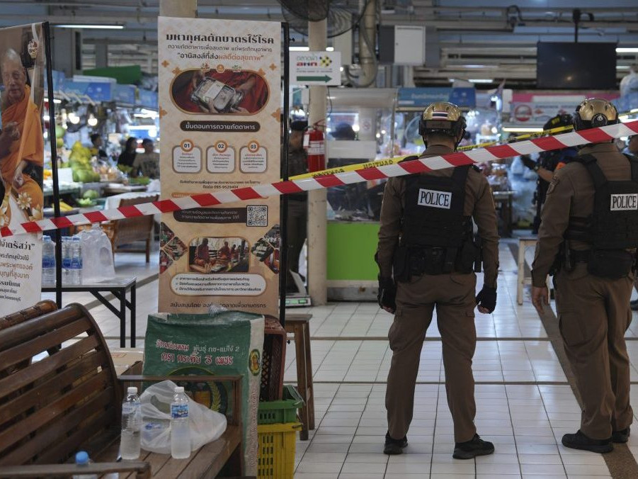 Na snímke thajská polícia na mieste tragédie.