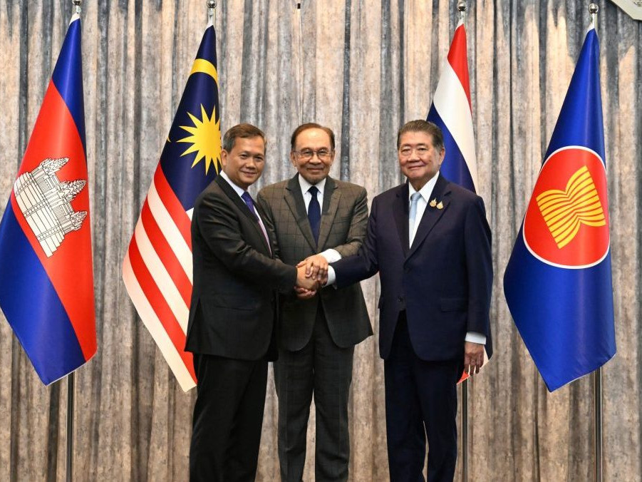 Na snímke premiéri Malajzie, Kambodže a Thajska.