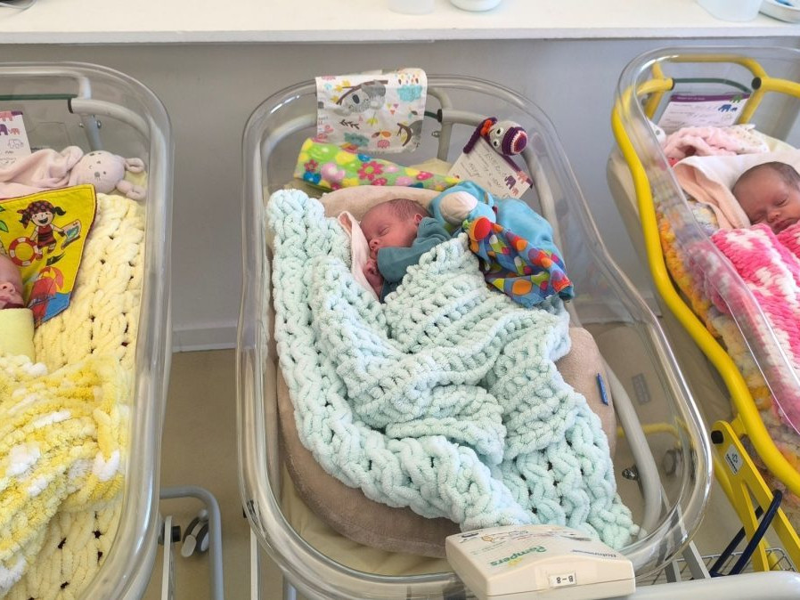 Na snímke jednovaječné dvojčatá, ktoré sa narodili v košickej nemocnici.