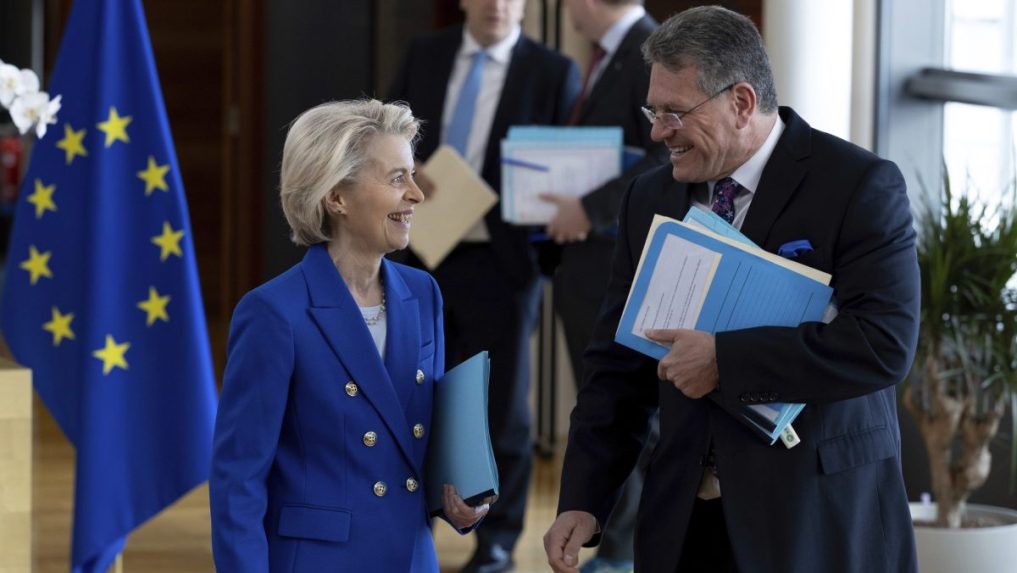 EÚ nateraz neprijme prísne protiopatrenia v reakcii na Trumpove clá, chce najprv rokovať