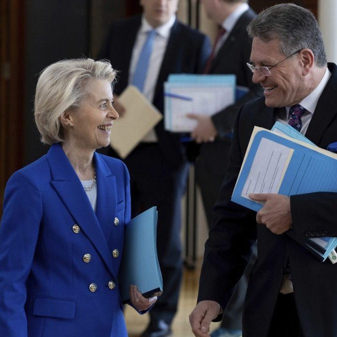 EÚ nateraz neprijme prísne protiopatrenia v reakcii na Trumpove clá, chce najprv rokovať