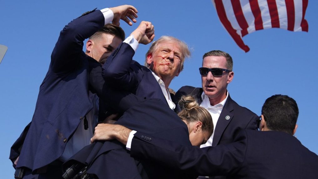 Od pokusu o atentát na Donalda Trumpa uplynul rok. Experti varujú pred rastúcim násilím a nenávisťou