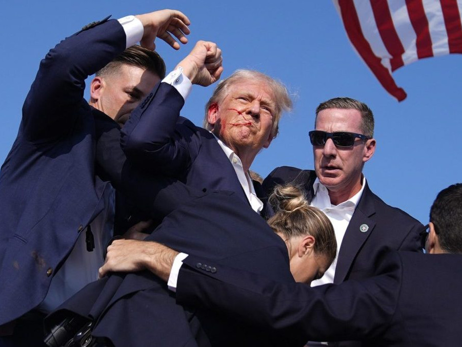 Donald Trump obkolesený telesnými strážcami