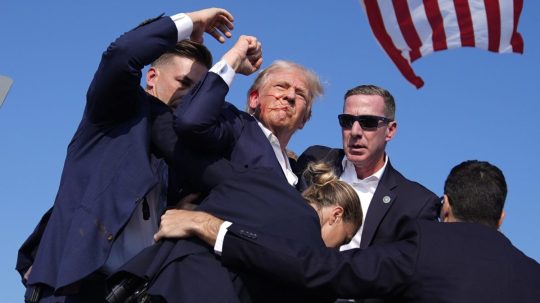 Donald Trump obkolesený telesnými strážcami