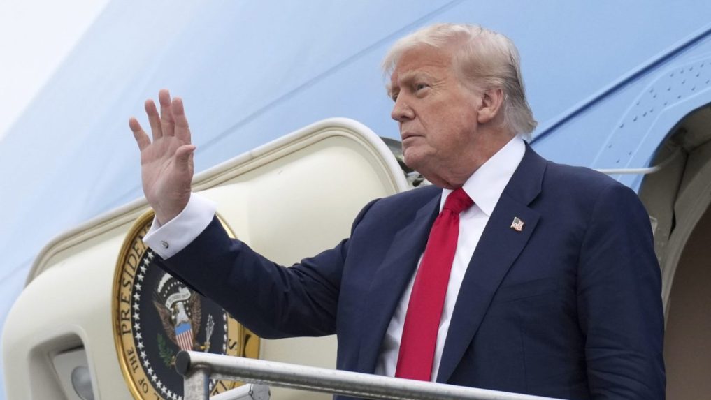 Donald Trump vystupuje z lietadla