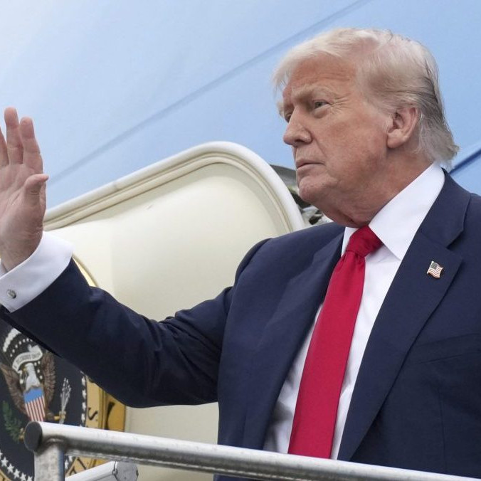 Donald Trump vystupuje z lietadla