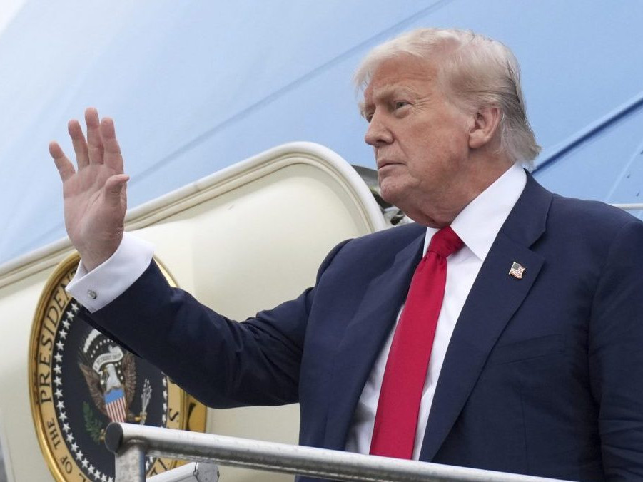 Donald Trump vystupuje z lietadla