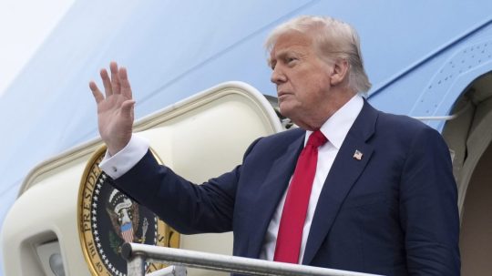 Donald Trump vystupuje z lietadla