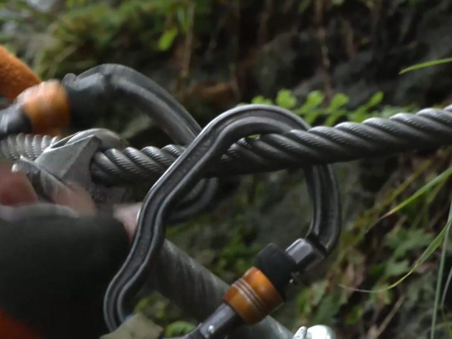 Na ilustračnej snímke oceľové lano a kladka na turistickom chodníku.