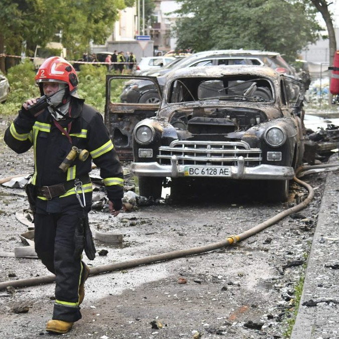 Rusi opäť útočili dronmi a raketami na západe Ukrajiny, hlásia obete aj zranených