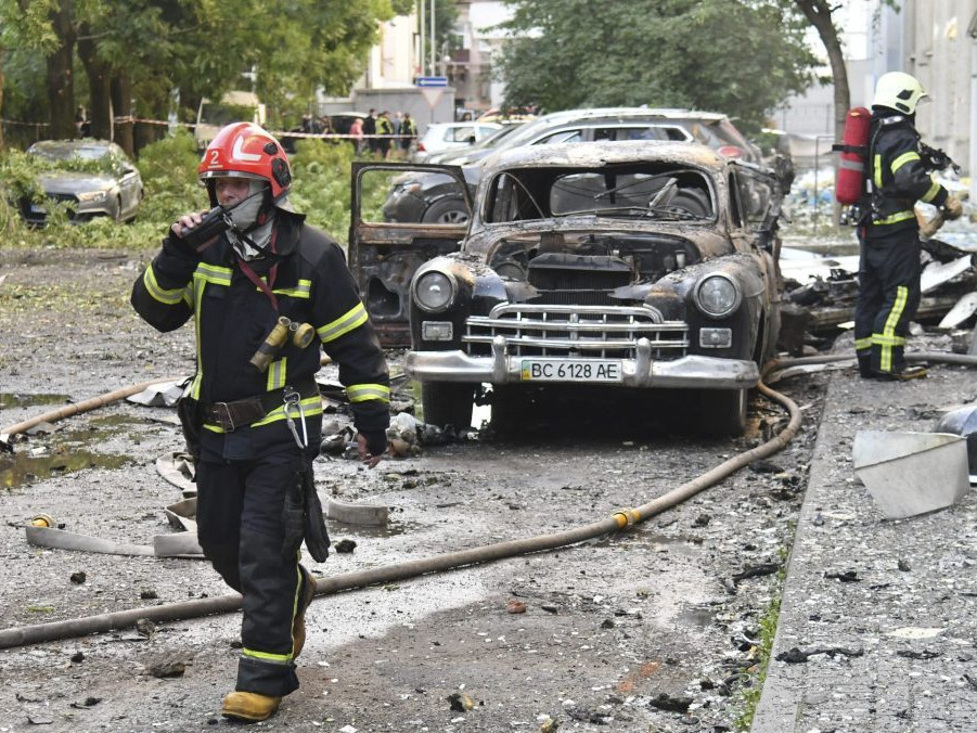 Ukrajinskí hasiči zasahujú v meste Ľvov.