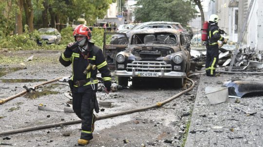 Ukrajinskí hasiči zasahujú v meste Ľvov.