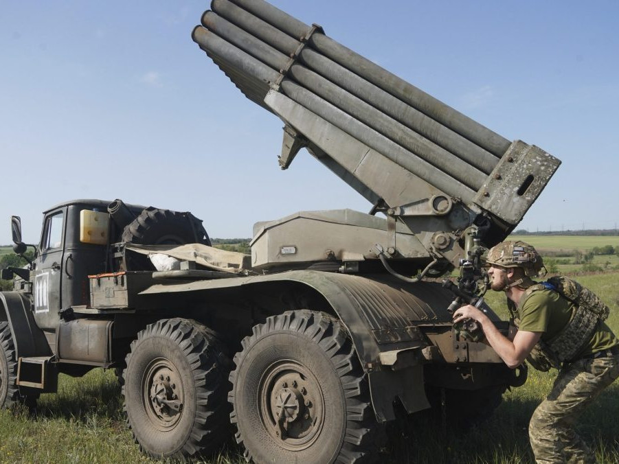 Na ilustračnej snímke ukrajinský vojak pri raketomete.