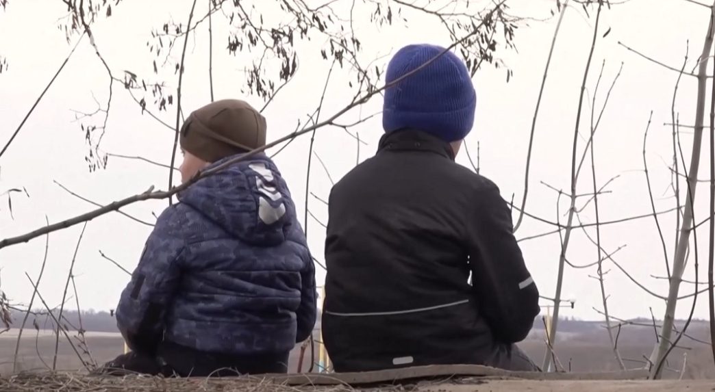 dve deti sedia na streche