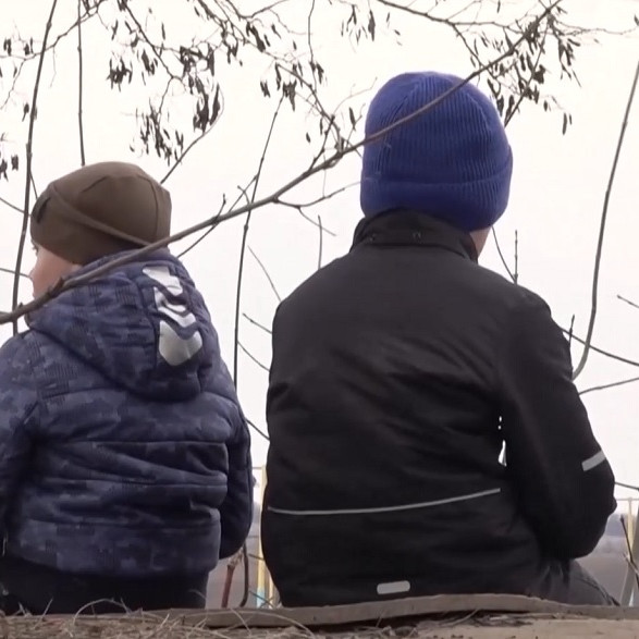 dve deti sedia na streche