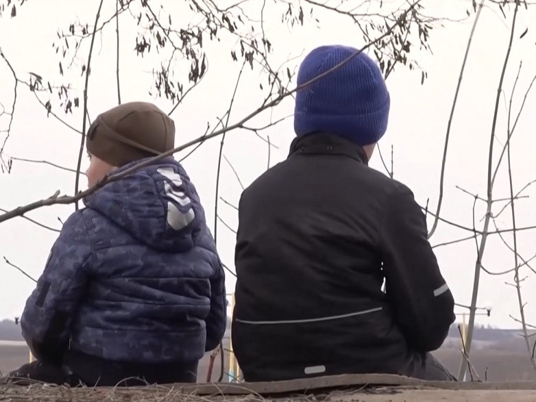 dve deti sedia na streche