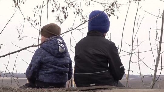dve deti sedia na streche