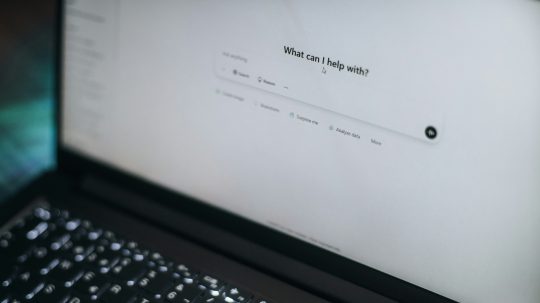 Na snímke je počítač, na monitore je otvorený chatbot využívajúci AI.