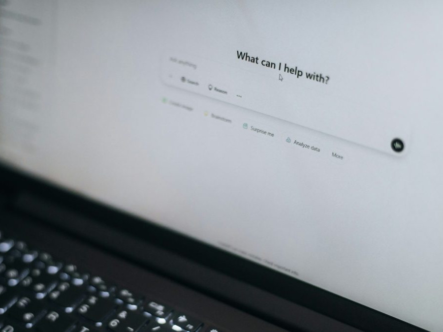 Na snímke je počítač, na monitore je otvorený chatbot využívajúci AI.